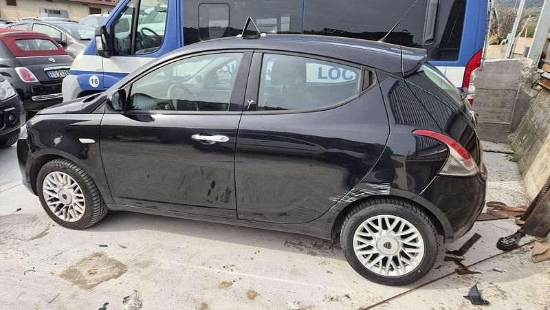 Usata Lancia Ypsilon Gold 95 CV (69 kW) 2015 Nero Utilitaria
