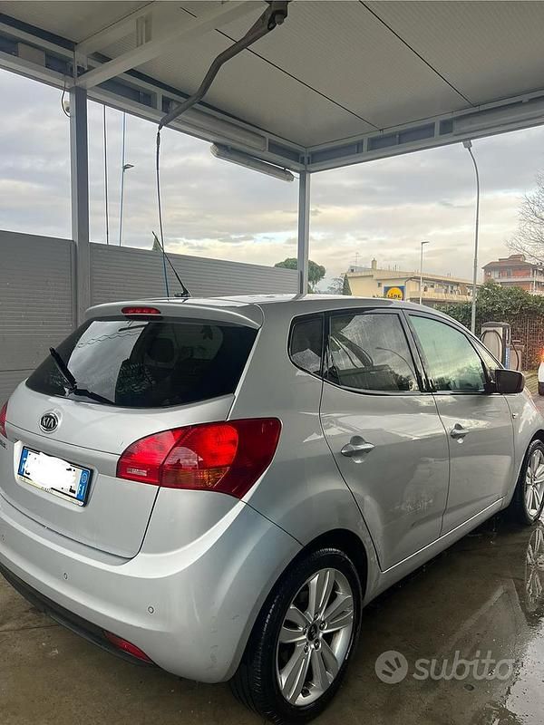 Usata Kia Venga 90 CV (66 kW) 2010 Grigio Utilitaria