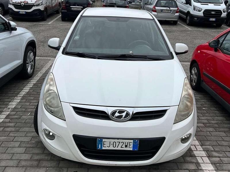 Usata Hyundai i20 Edition 77 CV (56 kW) 2011 Bianco Utilitaria