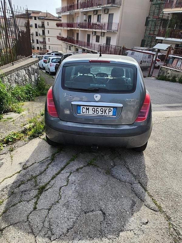Usata Lancia Ypsilon 70 CV (51 kW) 2004 Grigio Utilitaria