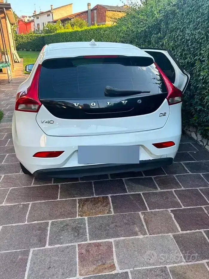 Usata Volvo V40 Kinetic 115 CV (84 kW) 2016 Bianco Berlina
