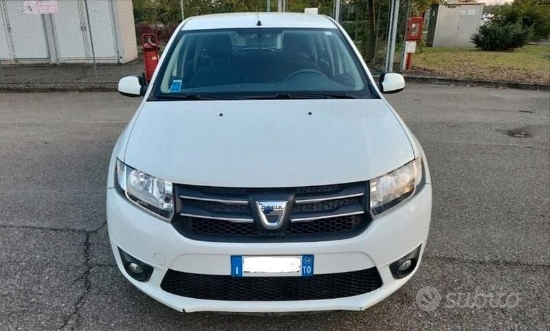 Bianco Usata 2014 Dacia Sandero Lauréate Due volumi | 6200 € (Buon prezzo) - Immagine 1/4