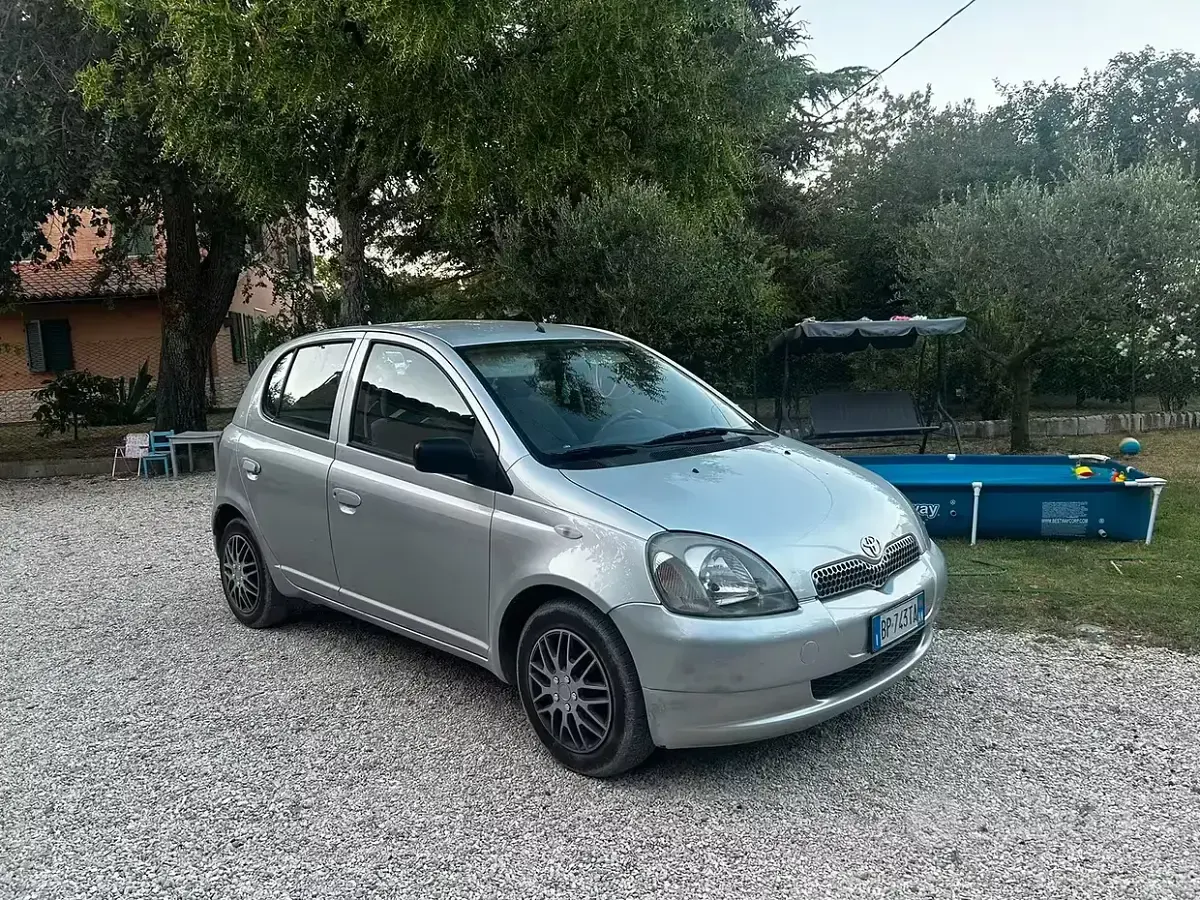 Usata Toyota Yaris 68 CV (50 kW) 2001 Grigio Berlina