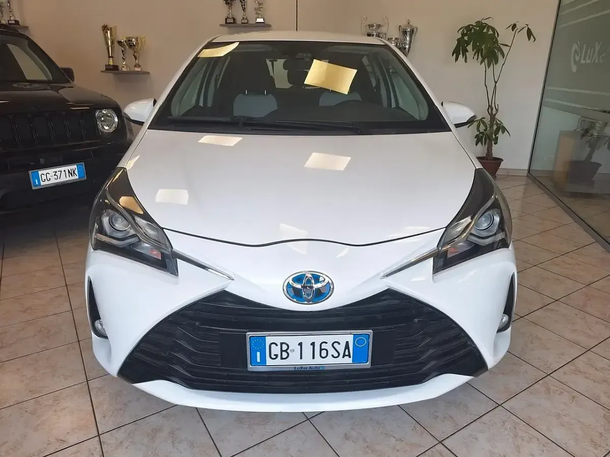 Usata Toyota Yaris Hybrid Business Edition 73 CV (53 kW) 2020 Bianco Berlina