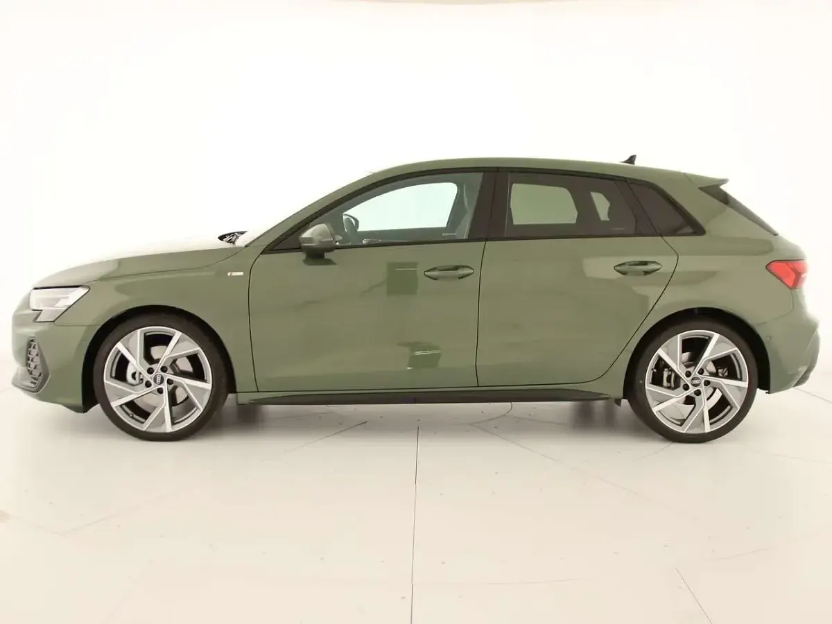 Usata Audi A3 S-Line 150 CV (110 kW) 2025 Verde distretto metallizzato Berlina
