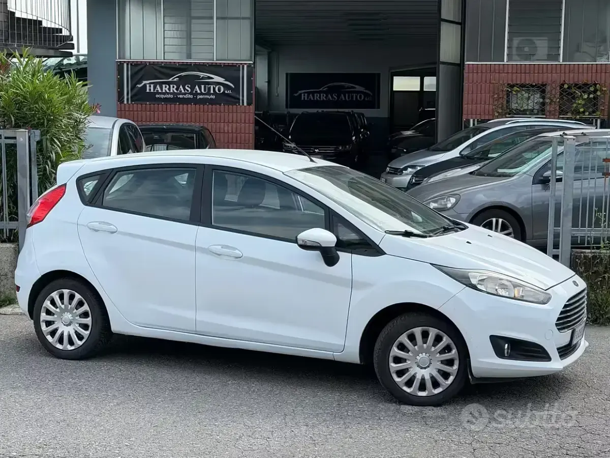 Usata Ford Fiesta 60 CV (44 kW) 2015 Bianco Utilitaria