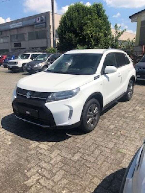 Vari colori Usata 2024 Suzuki Vitara Cool SUV | 22.600 € (Buon prezzo) - Immagine 1/4