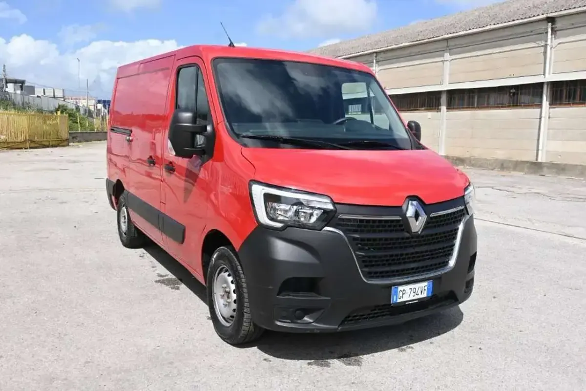 Usata Renault Master T28 135 CV (99 kW) 2023 Rosso Monovolume
