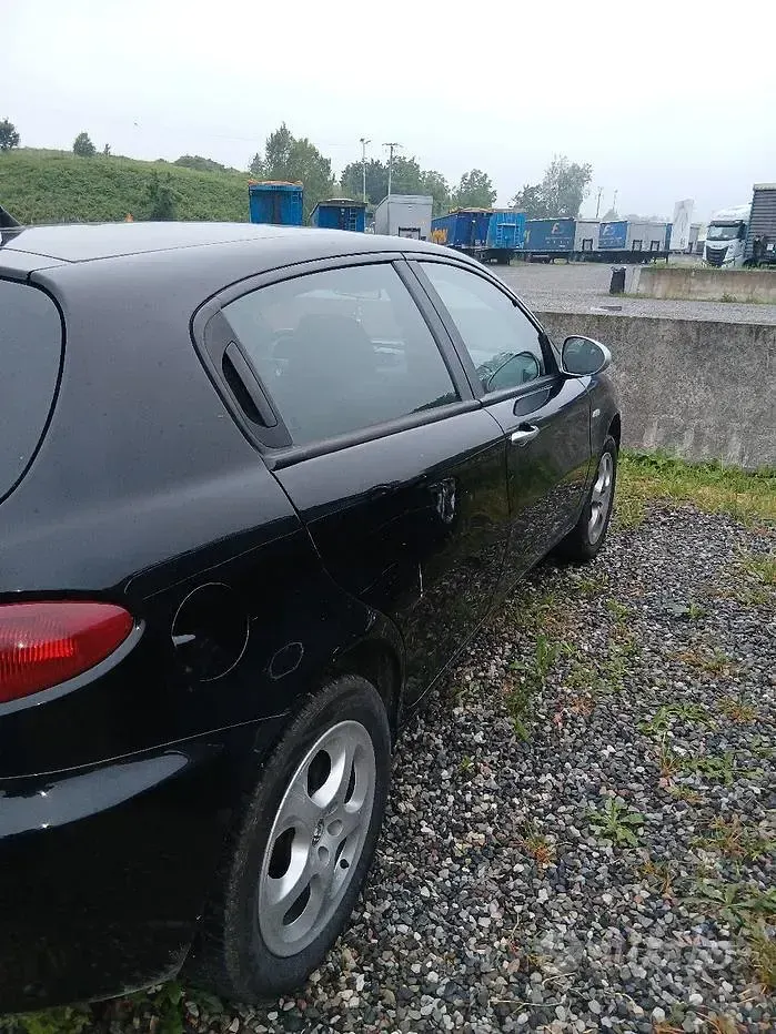 Usata Alfa Romeo 147 105 CV (77 kW) 2010 Nero Utilitaria