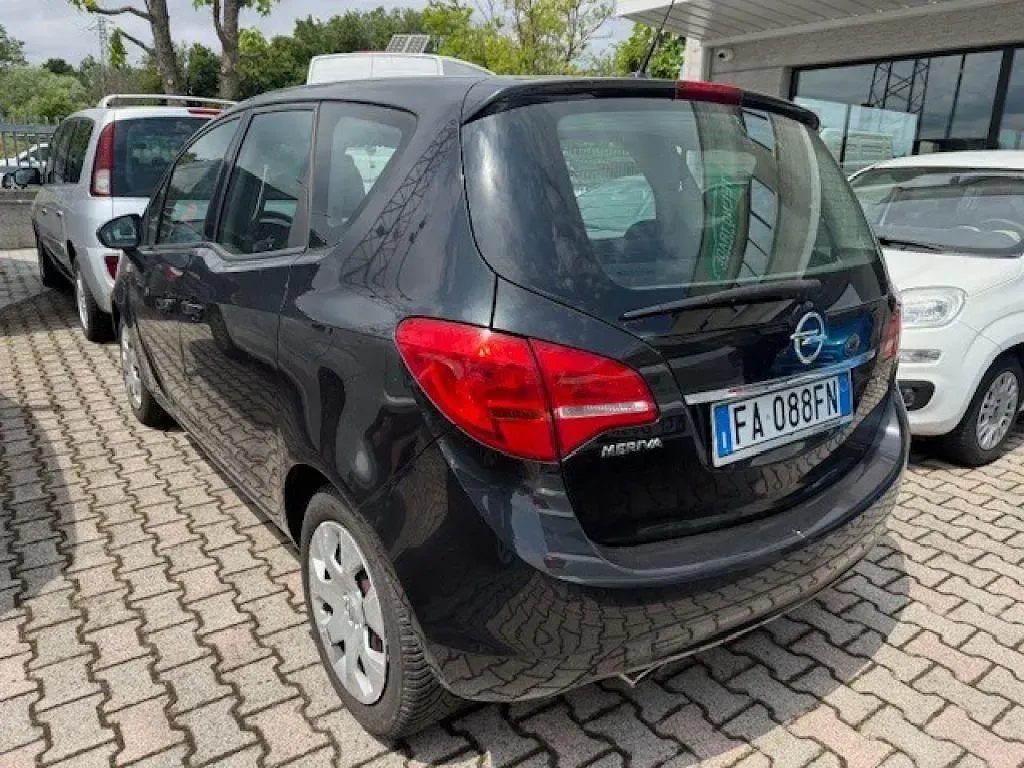 Usata Opel Meriva 110 CV (80 kW) 2015 Viola Monovolume