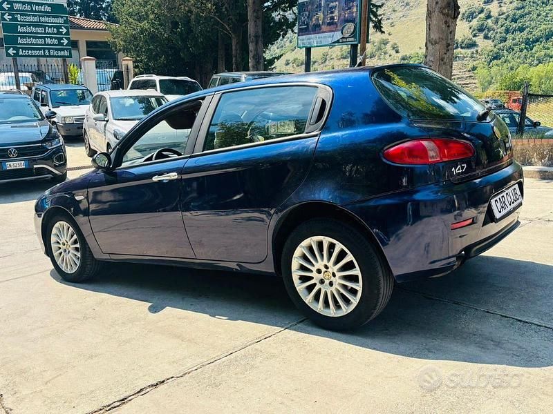 Usata Alfa Romeo 147 Distinctive 120 CV (88 kW) 2006 Blu Utilitaria