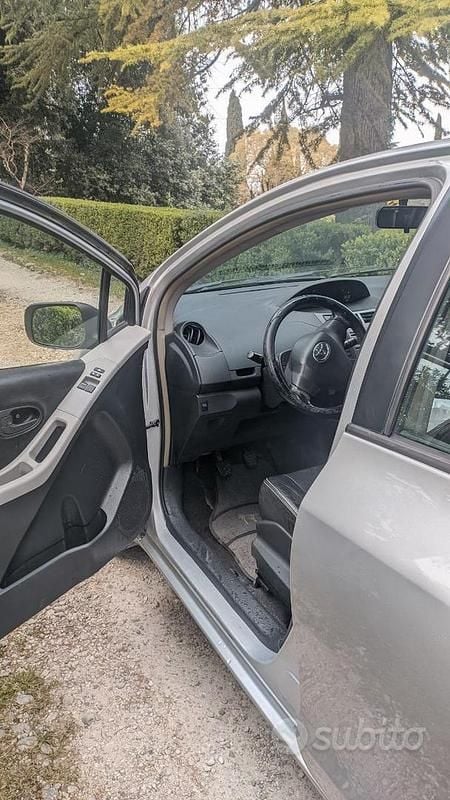 Usata Toyota Yaris 90 CV (66 kW) 2010 Grigio Utilitaria