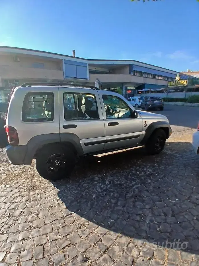 Usata Jeep Cherokee 163 CV (119 kW) 2007 Grigio SUV