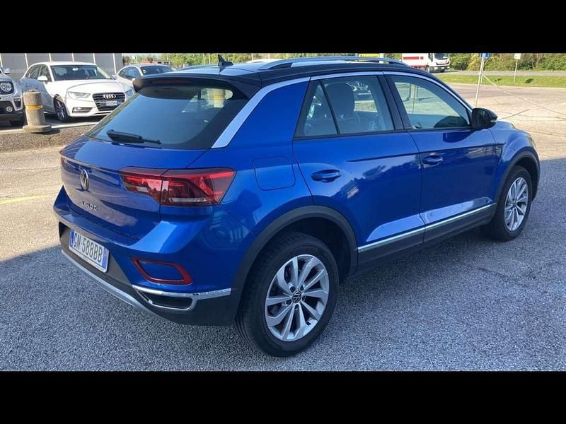 Usata VW T-Roc Style 110 CV (80 kW) 2023 0f blu lava metallizzato SUV