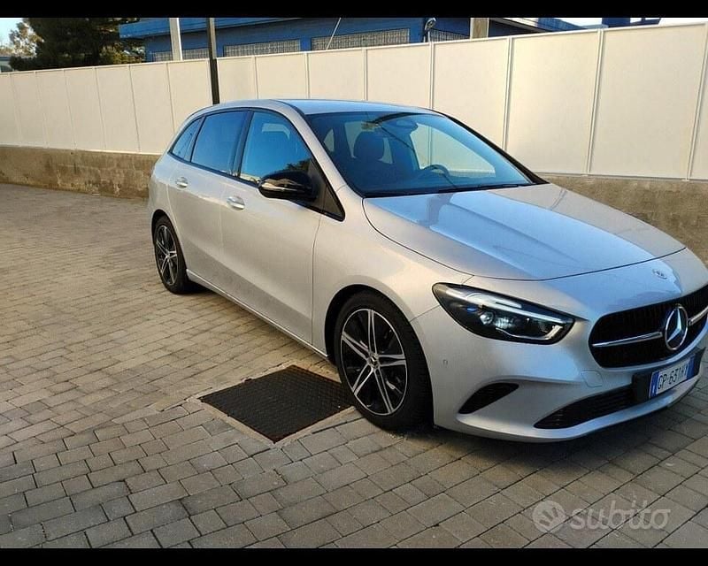 Usata Mercedes B180 AMG line 116 CV (85 kW) 2023 Argento Monovolume