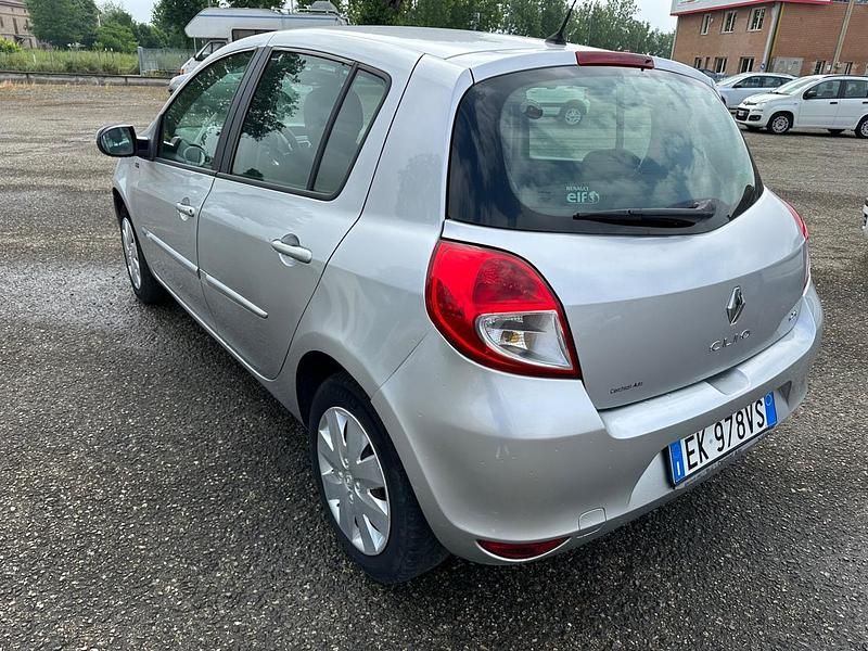 Usata Renault Clio II 75 CV (55 kW) 2011 Argento Berlina
