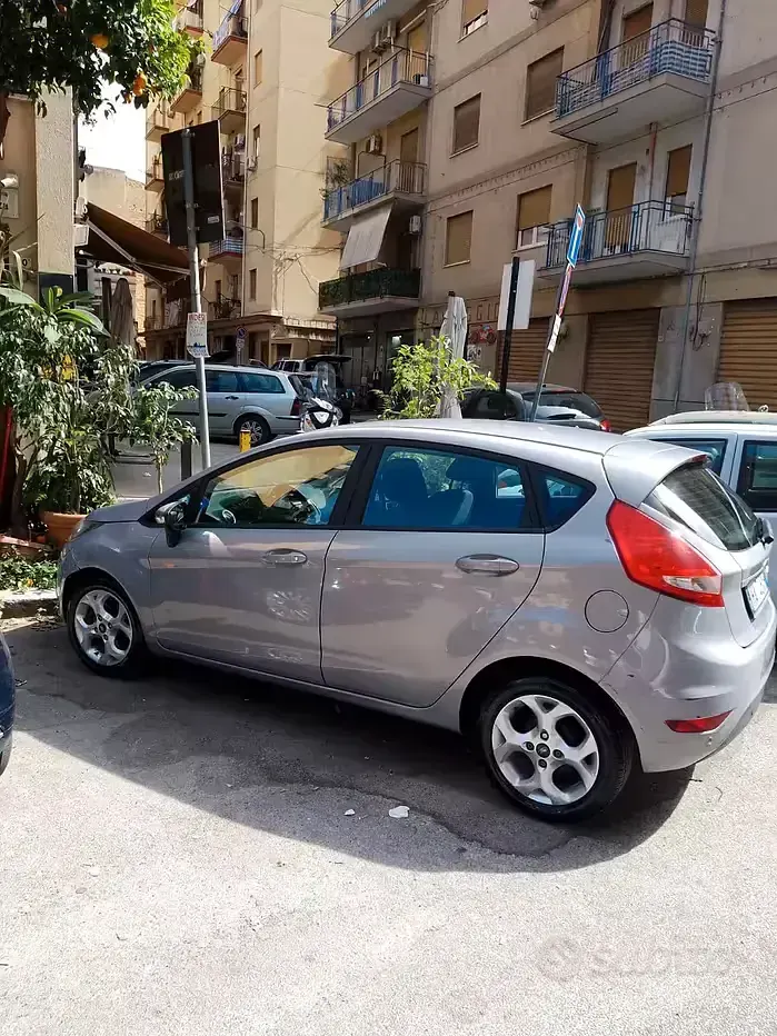 Usata Ford Fiesta 97 CV (71 kW) 2012 Grigio Berlina