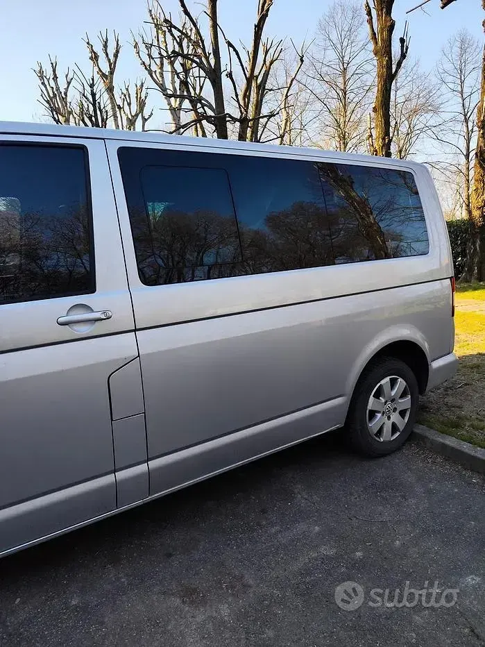 Usata VW Caravelle 102 CV (75 kW) 2009 Grigio Furgone