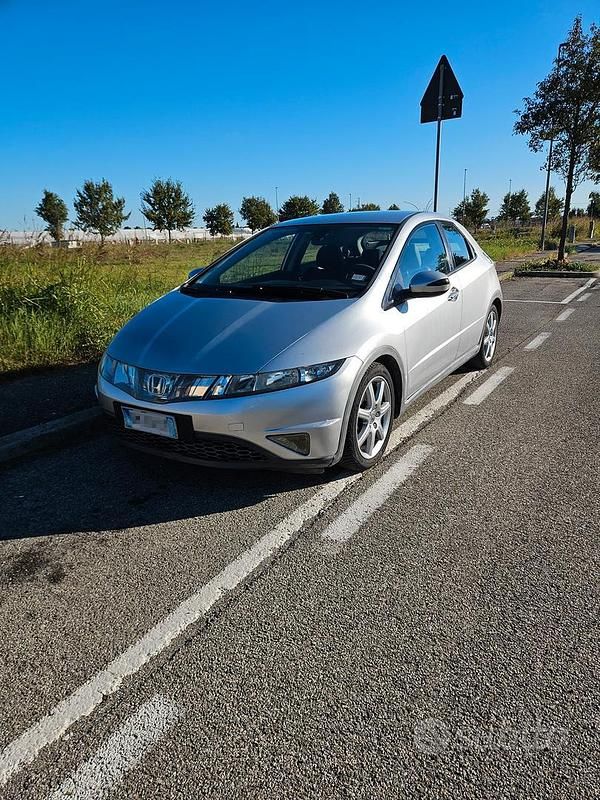 Grigio Usata 2008 Honda Civic Tre volumi | 1999 € (Buon prezzo) - Immagine 1/4