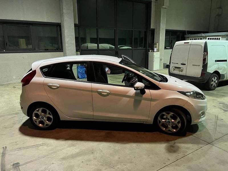 Usata Ford Fiesta 105 CV (77 kW) 2012 Bianco Utilitaria