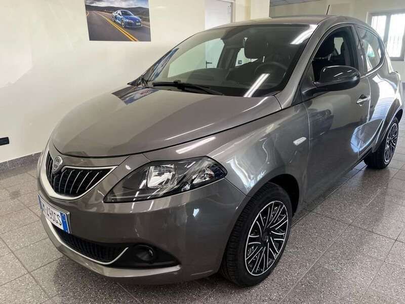 Usata Lancia Ypsilon Silver 69 CV (50 kW) 2022 Grigio scuro Utilitaria