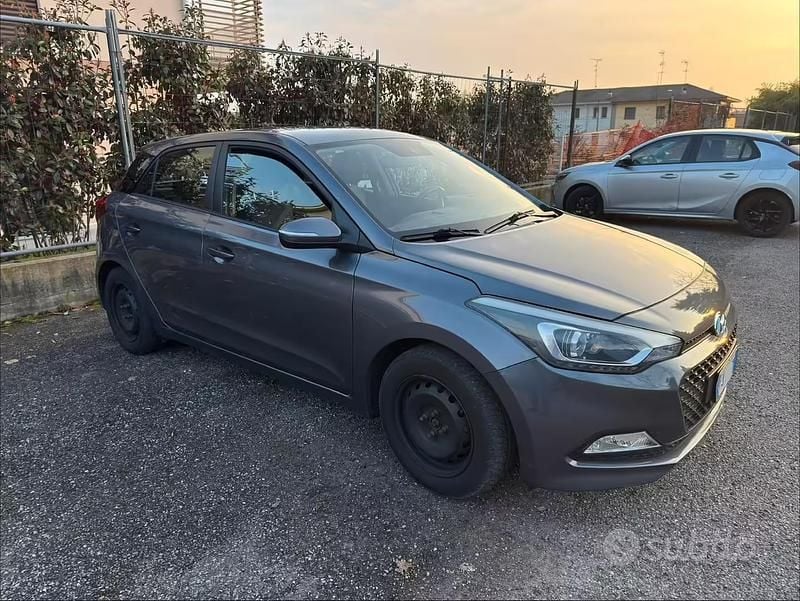 Usata Hyundai i20 84 CV (61 kW) 2017 Grigio Berlina