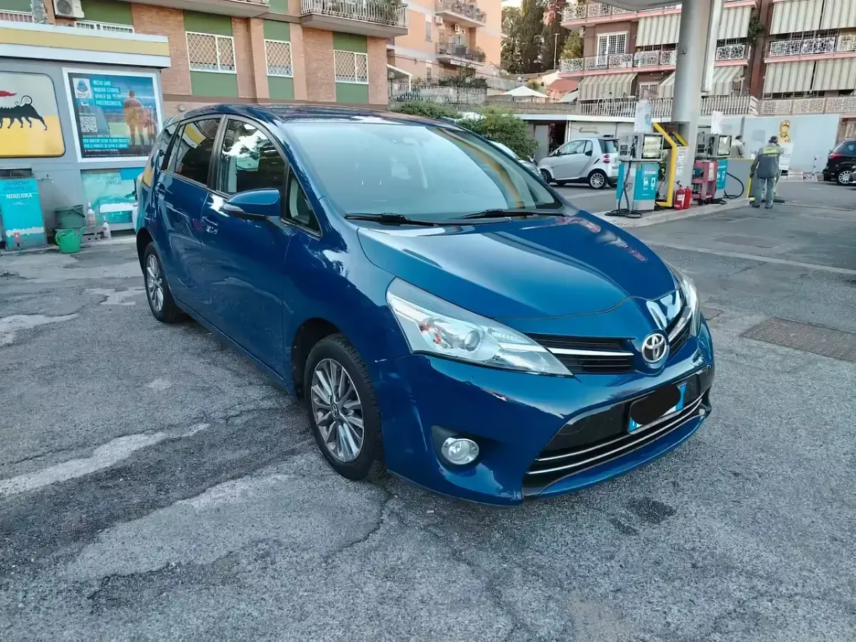 Gebraucht Toyota Verso Business Edition 111 PS (81 kW) 2017 Blau Van / Kleinbus
