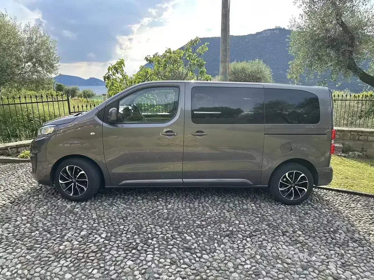 Begagnad Peugeot Traveller 116 HK (85 kW) 2017 Grå Minibuss