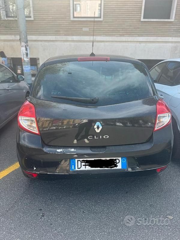 Usado Renault Clio II Dynamique 82 CV (60 kW) 2009 Negro Berlina