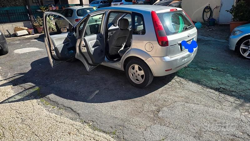 Usata Ford Fiesta 90 CV (66 kW) 2003 Grigio Utilitaria