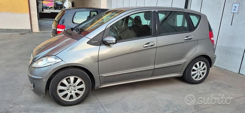 Grigio Usata 2005 Mercedes A150 Elegance Tre volumi | 3000 € (Buon prezzo) - Immagine 1/1