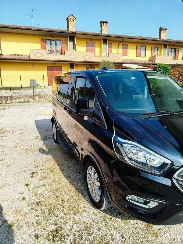 Usata Ford Tourneo Custom Titanium 132 CV (97 kW) 2023 Nero Furgone