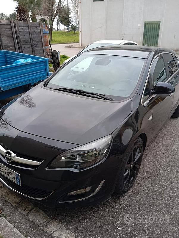 Usata Opel Astra 110 CV (80 kW) 2013 Nero Berlina