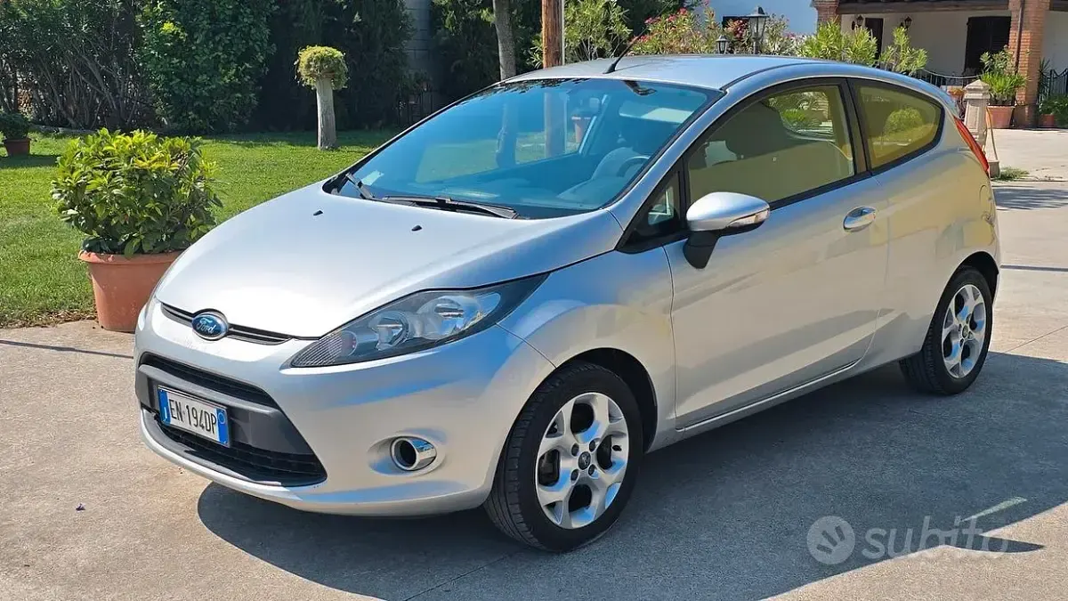 Usata Ford Fiesta 82 CV (60 kW) 2012 Grigio Coupé