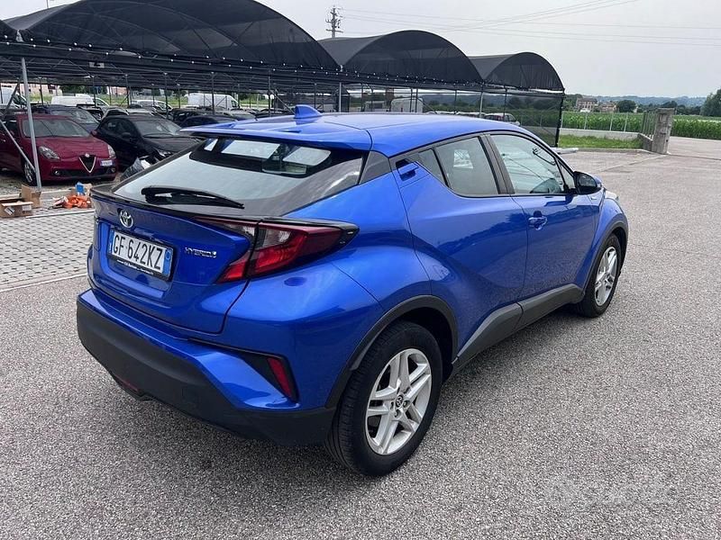 Usata Toyota C-HR Active 122 CV (89 kW) 2021 Blu metallizzato SUV
