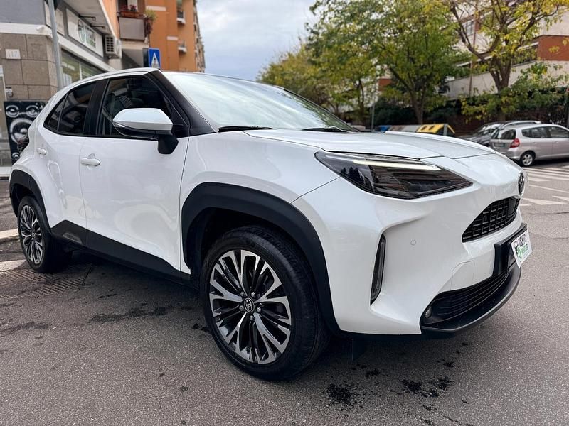 Usata Toyota Yaris Hybrid Lounge 92 CV (67 kW) 2022 Bianco Station wagon