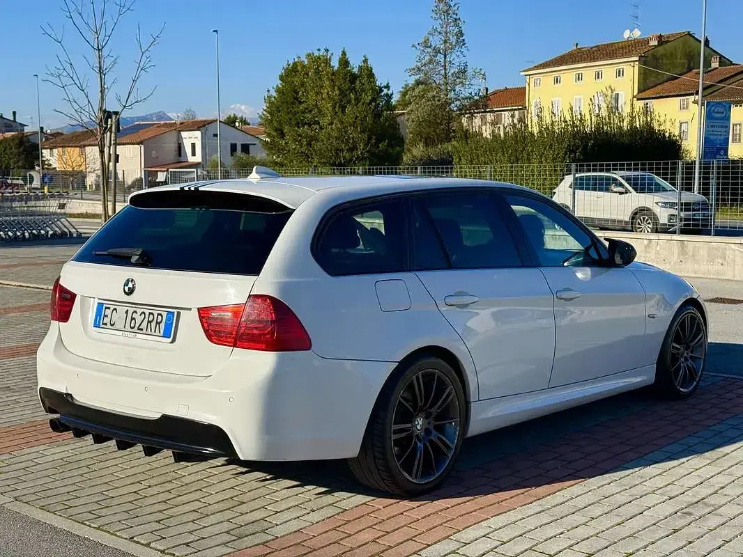 Begagnad BMW 320 M Sport 184 HK (135 kW) 2010 Vit Kombi