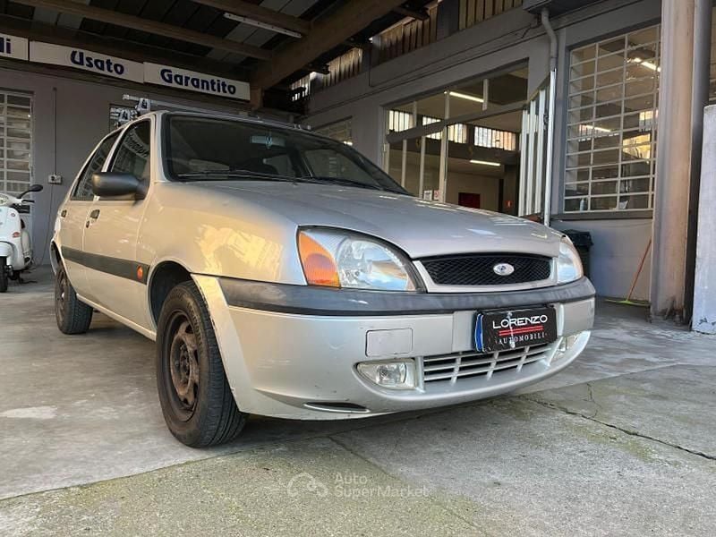 Usata Ford Fiesta Ambiente 75 CV (55 kW) 2001 Grigio Utilitaria