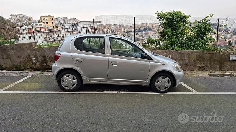 Usata Toyota Yaris Sol 68 CV (50 kW) 2002 Grigio Berlina