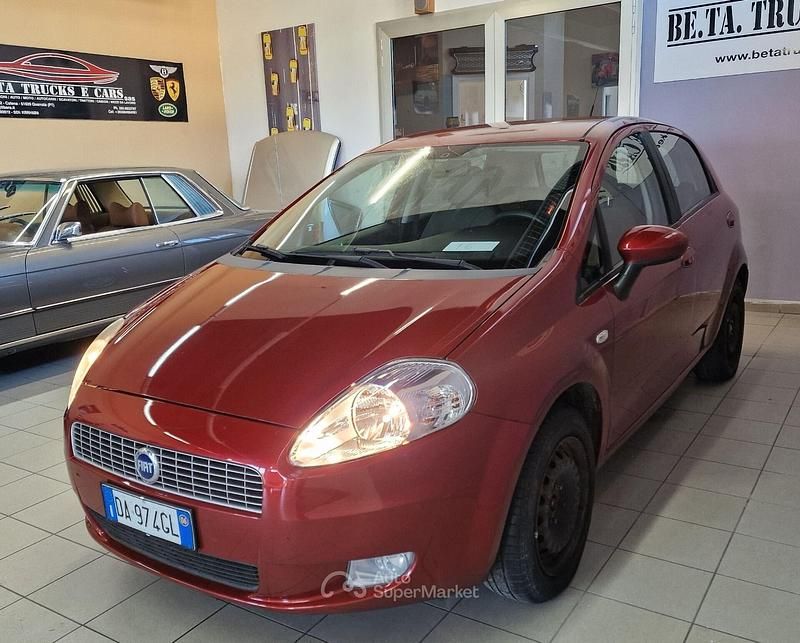 Usata Fiat Grande Punto Dynamic 77 CV (56 kW) 2006 Rosso Utilitaria