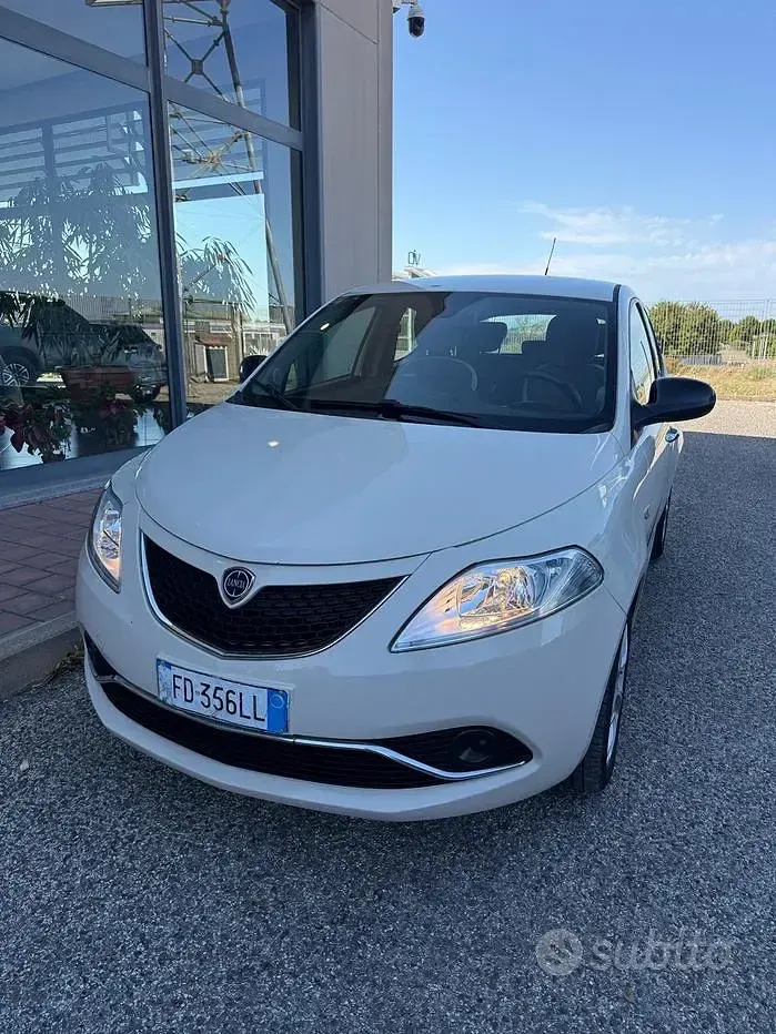 Usata Lancia Ypsilon 95 CV (69 kW) 2016 Beige Utilitaria