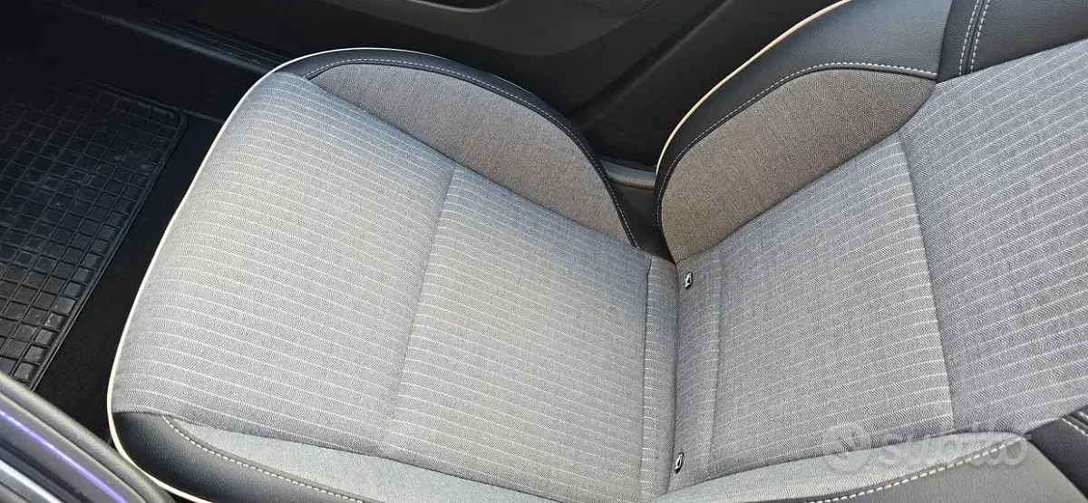 Usata Renault Clio V 101 CV (74 kW) 2025 Grigio Utilitaria