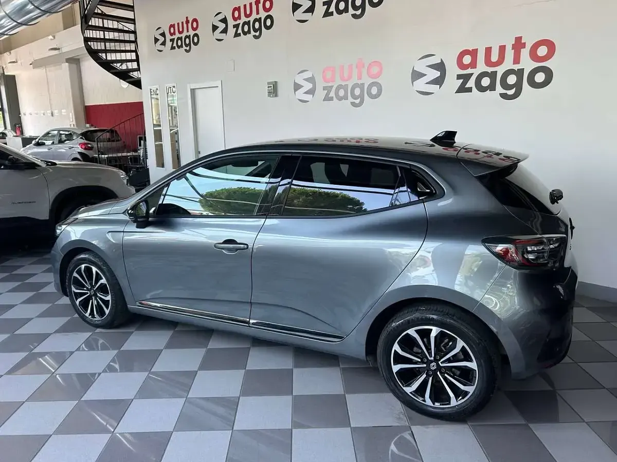 Usata Renault Clio V Techno 91 CV (66 kW) 2025 Grigio metallizzato Berlina