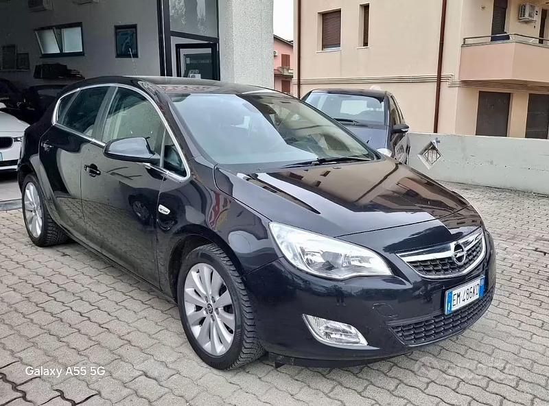 Usata Opel Astra Cosmo 140 CV (102 kW) 2012 Nero Berlina