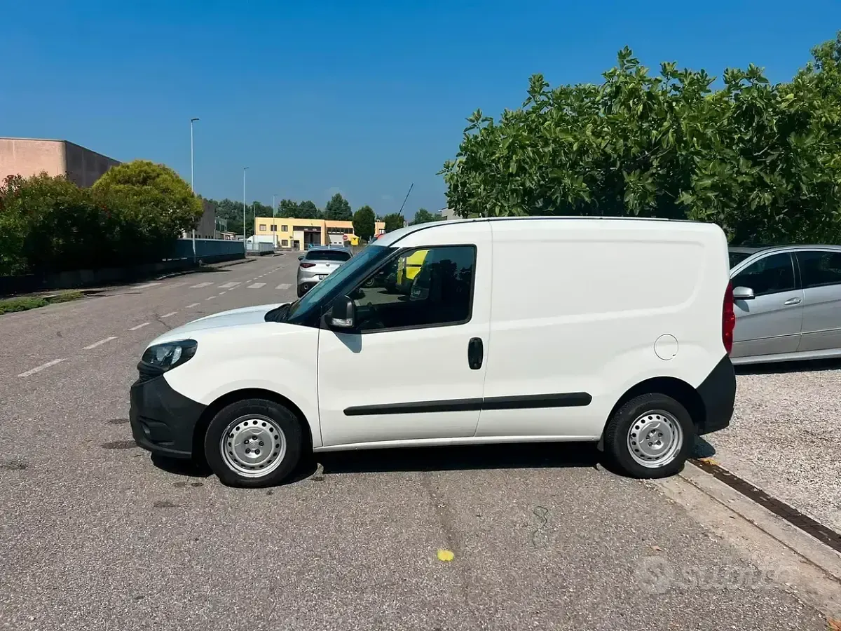 Usata Fiat Doblò 105 CV (77 kW) 2019 Bianco Monovolume