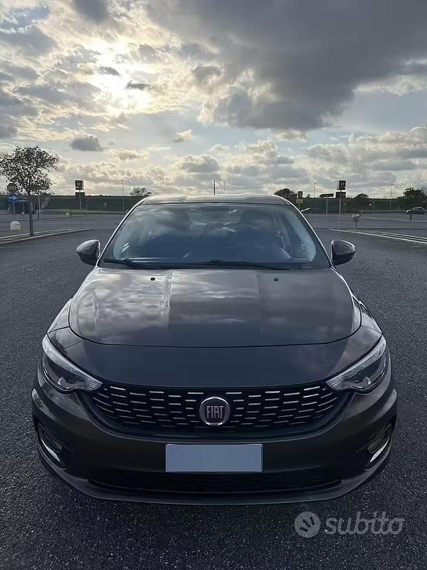 Usata Fiat Tipo 120 CV (88 kW) 2016 Marrone Berlina