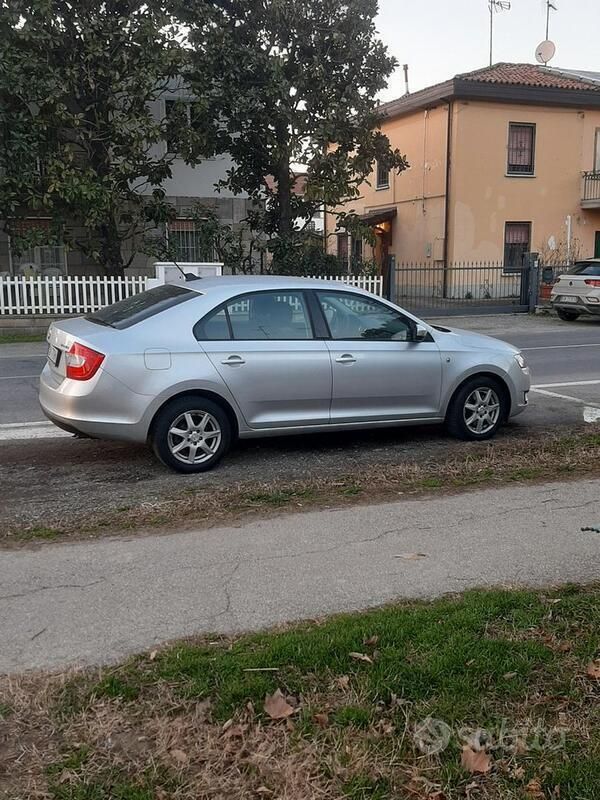 Usata Skoda Rapid Elegance 105 CV (77 kW) 2012 Argento Berlina
