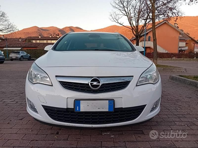 Usata Opel Astra Cosmo 140 CV (102 kW) 2012 Bianco Station wagon
