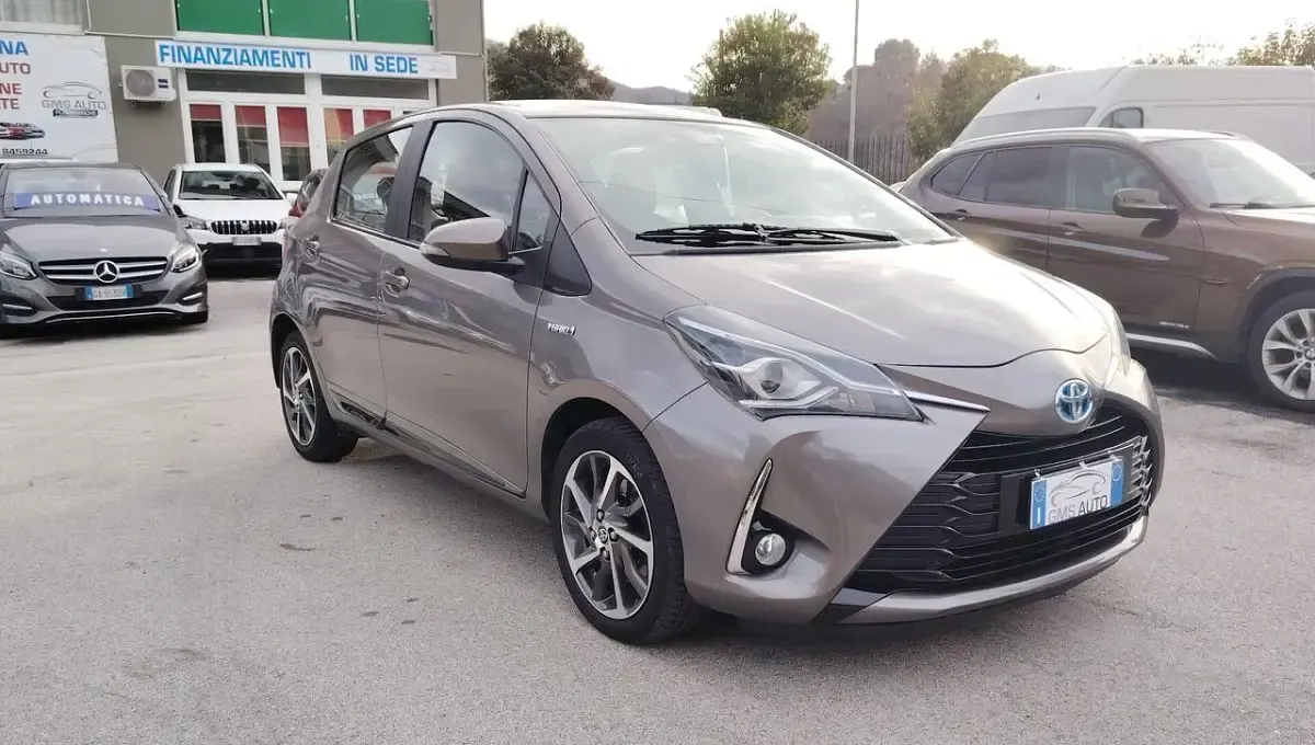 Usata Toyota Yaris Hybrid Business Edition 73 CV (53 kW) 2017 Grigio Berlina