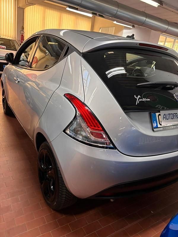 Usata Lancia Ypsilon Silver 69 CV (50 kW) 2021 Argento Utilitaria
